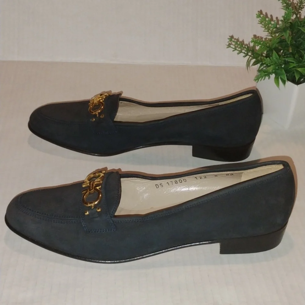Salvatore Ferragamo Suede Loafers. Womens sz 8AA. Black & Gold Tone Hardware. - Picture 4 of 9